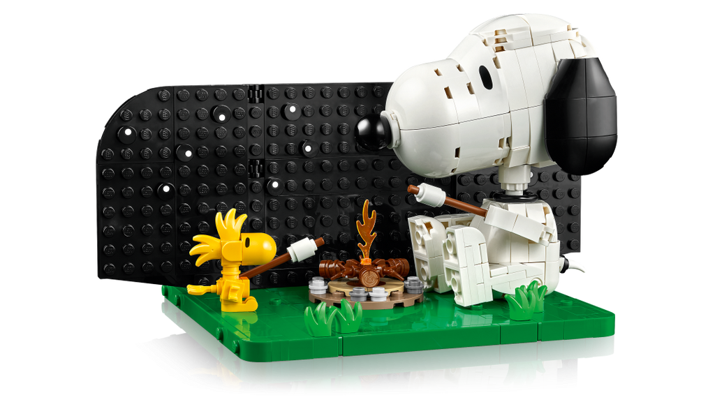 LEGO Ideas Peanuts: Snoopy's Doghouse | 21368