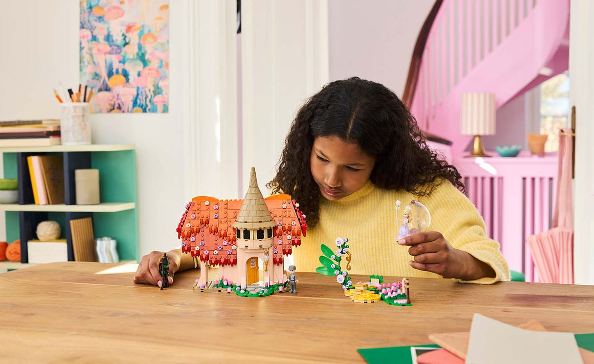 LEGO Wicked Glinda & Elphaba Visit Munchkinland | 75690